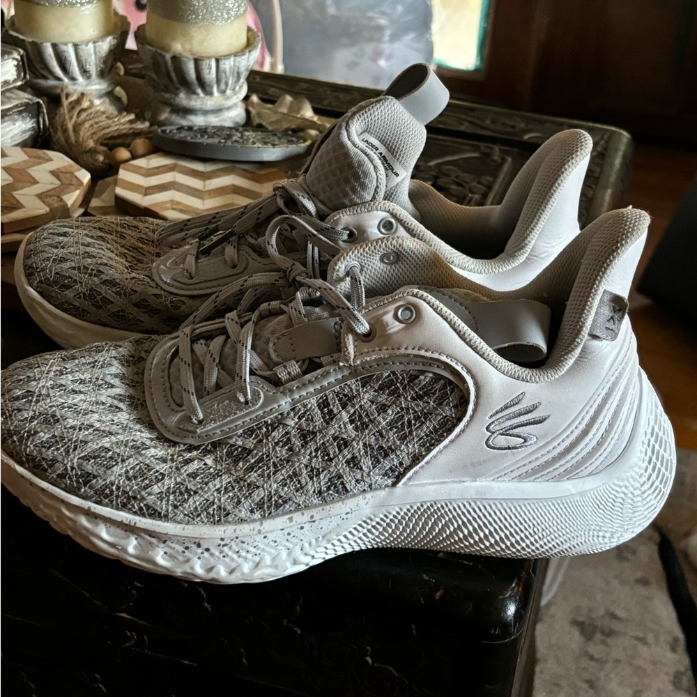 UA curry flow 9 size 8 in men’s gray
